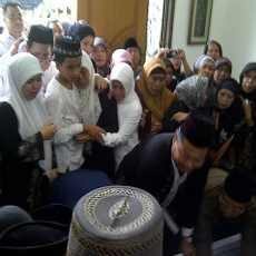 Tangis Haru Sambut Kedatangan Jenazah Indar Parawansa di Surabaya