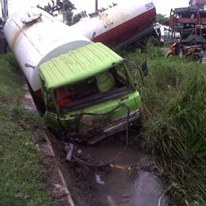 Hindari Sepeda, Truk Tanki Gandeng Nyungsep ke Sungai