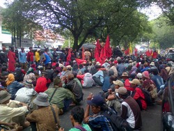 Tuntut Rekannya Dibebaskan, Ribuan Petani Indramayu Geruduk PN Bandung