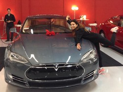 Artis Hollywood Tengah Keranjingan Mobil Listrik Ini