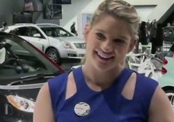 Wah, Wanita Hamil Jadi SPG di Pameran Mobil