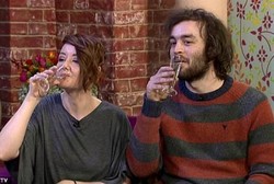 Bagi Pasangan Ini, Minum Urine Bisa Usir Depresi dan Bikin Semangat