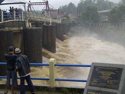 Foto-foto Derasnya Katulampa Saat Ketinggian Air Capai Rekor di 2014