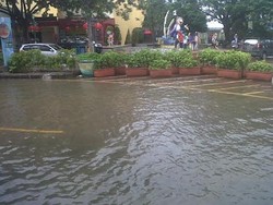 Kawasan Ancol Tergenang Akibat Sungai di Jl RE Martadinata Meluber