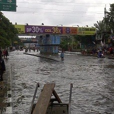 Jalan di Depan WTC Mangga Dua Tergenang Air 30 Cm