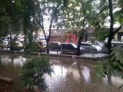 Genangan Air 40 cm di Danau Agung, Lalu Lintas Arah Sunter Macet Total