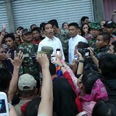 Jokowi Tinjau Banjir di Tegal Alur, Nyemplung Tanpa Alas Kaki