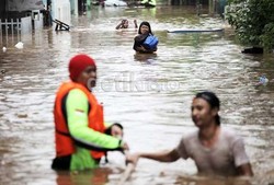 Air Kali Ciliwung Naik, Warga Kampung Pulo Kembali Mengungsi