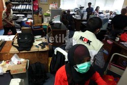 Usai Penggeledahan 22 Jam di Gedung DPR, KPK Bawa 2 Kardus dan 1 Koper