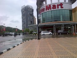 Halaman Parkir Lotte Mart Kelapa Gading Kebanjiran