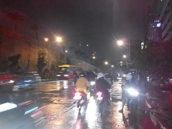 Hindari Macet Arah Terowongan Cawang, Motor Lawan Arah