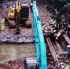 Jalan Ambles di TB Simatupang, Ini Rute Pengalihan yang Bisa Dilalui