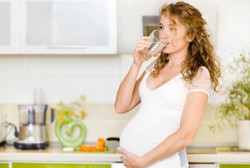 Ibu Hamil Perlu Banyak Minum, Ini Caranya Agar Minum Air Tak Bikin Eneg