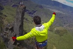 4 Traveler Nekat Jalan di Atas Tali di Ketinggian 2.100 Meter