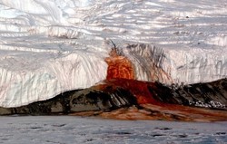 Air Terjun Darah & 8 Keajaiban Alam di Dunia (1)