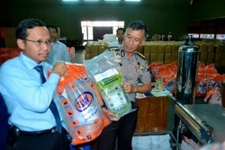 Buru Agen Air Zamzam Palsu, Polisi Sisir Toko Oleh-oleh Haji