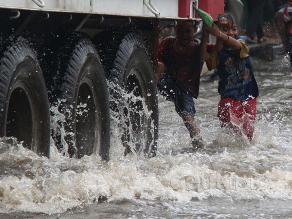 Jalan Yos Sudarso Terendam Banjir