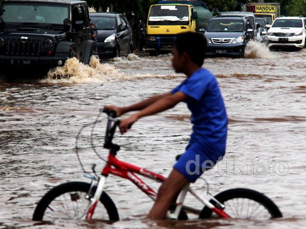 Banjir Mulai Rendam  Kelapa Gading