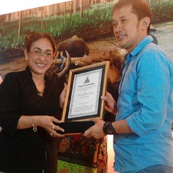 Sukmawati Soekarno Putri Beri Penghargaan ke MVP & Hanung Bramantyo