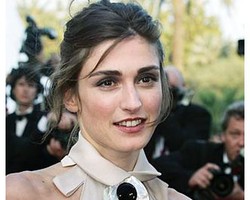 Gaya Rambut Julie Gayet yang Memikat Hati Presiden Prancis