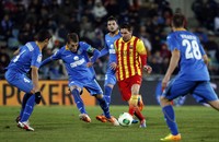    Pada menit 63 skor menjadi 2-0,  Messi menari-nari melewati beberapa pemain Getafe lalu menusuk masuk ke daerah penalti tuan rumah. Messi memperdaya Jordi Codina dan menceploskan bola ke gawang yang kosong. REUTERS/Sergio Perez.