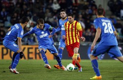     Pada menit 63 skor menjadi 2-0,  Messi menari-nari melewati beberapa pemain Getafe lalu menusuk masuk ke daerah penalti tuan rumah. Messi memperdaya Jordi Codina dan menceploskan bola ke gawang yang kosong. REUTERS/Sergio Perez.