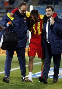 Cedera itu dialami pesepakbola 21 tahun ini akibat terpeleset saat mencoba mengontrol bola. Akun Twitter resmi Barcelona mengatakan Neymar menderita cedera pada pergelangan kaki kanannya. REUTERS/Sergio Perez.