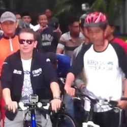 Hujan Tunda Gowes Bareng Jokowi-Lorenzo
