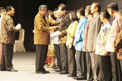 SBY Berikan Buku Selalu Ada Pilihan untuk 20 Tokoh Nasional