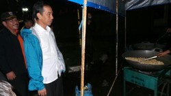 Tinjau Posko Pengungsian di Otista, Jokowi Bagi Sembako dan Buku Tulis