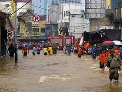 7 Orang Meninggal dan 10 ribu Mengungsi karena Banjir Jakarta