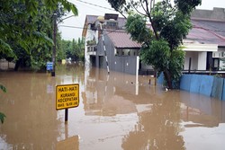 Banjir 1,5 Meter Putuskan Jalan Utama Jatibening-Pondok Gede