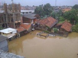 Ciliwung Meluap, Banjir 1,5 Meter Merambah Cililitan Kecil