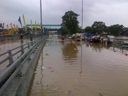 Air Masih Tinggi, Ruas Jalan di Tebet Terputus