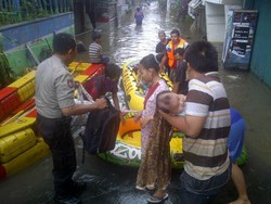 Perahu Jerigen Polri Digunakan untuk Evakuasi Bayi di Tanah Abang