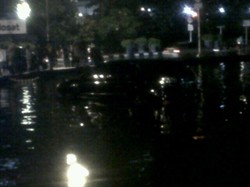 Toyota Harrier Nyemplung di Bundaran Patung Kuda