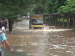 Cempaka Putih Masih Terendam, Lalin ke Arah Senen Ditutup