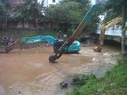  2 Alat Berat Terseret Arus dari Pintu Air Manggarai