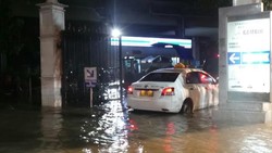 Hujan Tak Kunjung Reda, Stasiun Gambir Kebanjiran