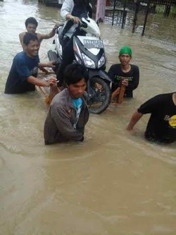 Getek Jadi Tambang Emas di Tengah Banjir di Tambun Bekasi
