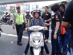 Kampanye Keselamatan Berkendara, Polisi Bagi-Bagi Helm di Matraman