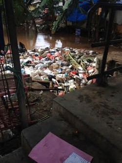 Ini Kondisi Pintu Air Adhikarya di Kedoya yang Penuh Tumpukan Sampah 
