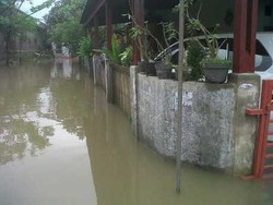 Akibat Buang Sampah Sembarangan, Warga di Karawang Kebanjiran