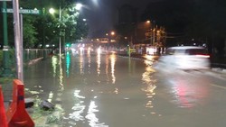 Banjir di Sarinah Surut, Jl Medan Merdeka Masih Digenangi Air