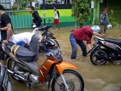 Cling! Ramai-ramai Cuci Motor Gratis di Jatinegara 