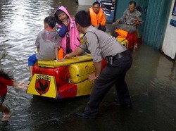Ini Perahu Jerigen Buatan Polri Saat Beraksi Mengevakuasi Korban Banjir