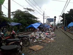 Banjir Lagi, Warga Kampung Pesing Jakbar Kembali Ngungsi ke Rel Kereta
