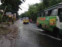 Hindari Jalan Puri Kembangan, Genangan Masih Cukup Tinggi