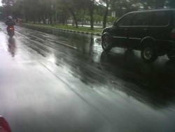  Banjir di Jalan Medan Merdeka Surut, Lalin Lengang 