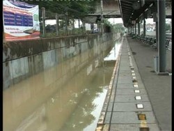 Ini Kondisi Rel Kereta di Stasiun Tanah Abang yang Terendam Air